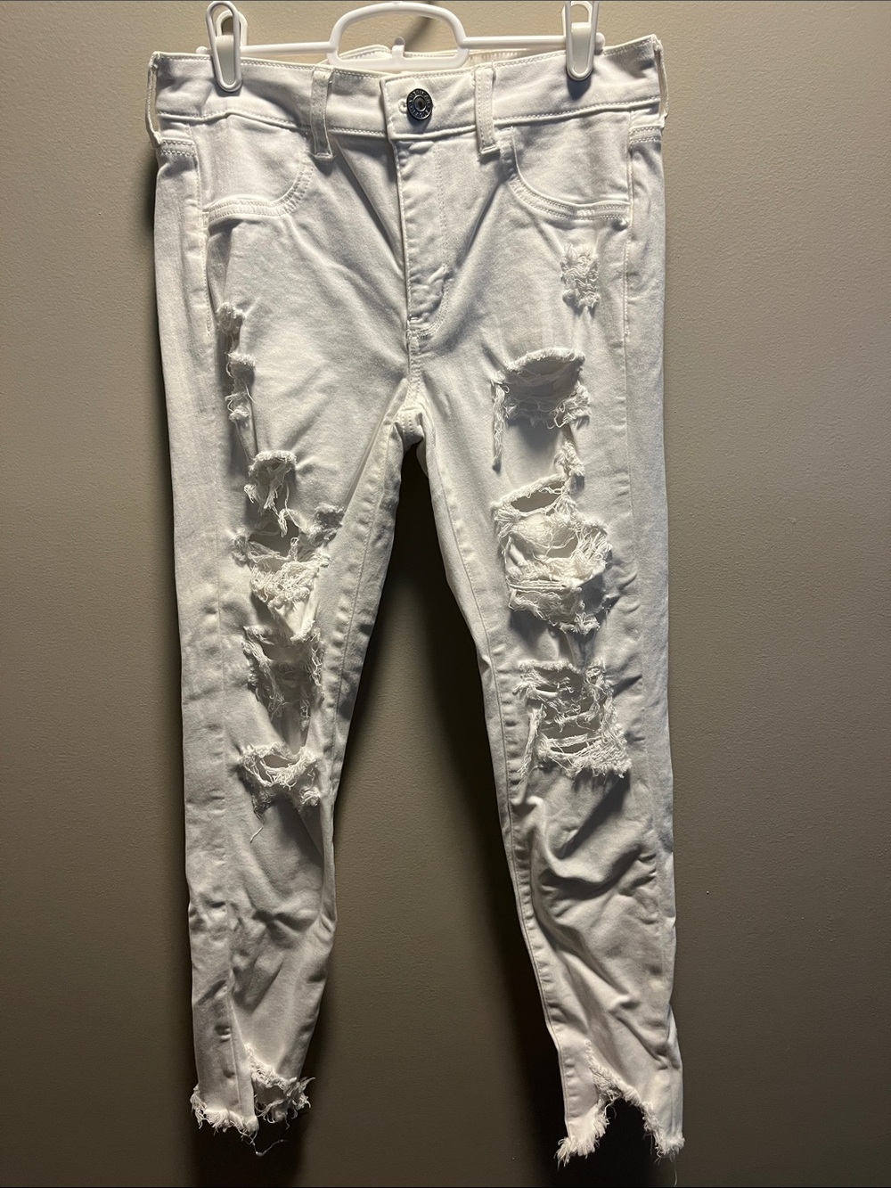 American Eagle White Distressed Jegging jeans